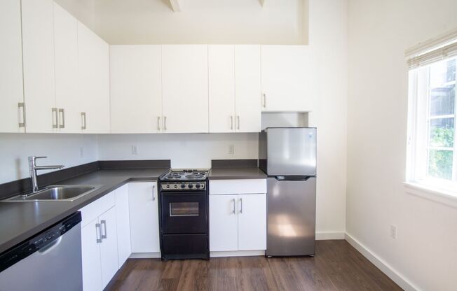 Bright 2nd Floor Corner Studio w/Modern Appliances, A/C, + D/W!