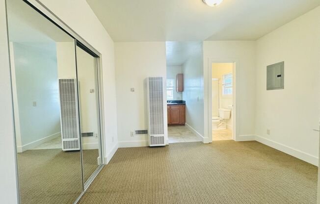 STUDIO RIGHT OUTSIDE OF DOWNTOWN! $1,495/mo!!!