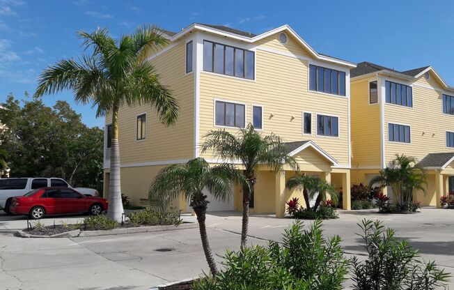 Seasonal or short term updated TOWNHOME ON DESIRABLE LONGBOAT KEY