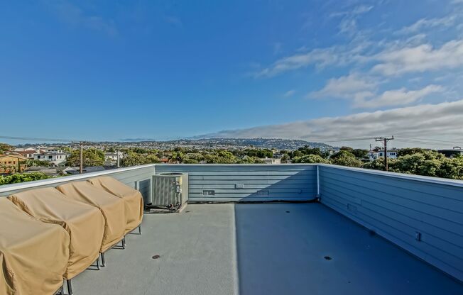 Beautiful, Bright & Spacious, 4BR3.5BA Hilltop Home w/ Amazing Indoor/Outdoor Space & Ocean/PV/City Lights Views Just Blocks from the Hollywood Riviera & Beach!