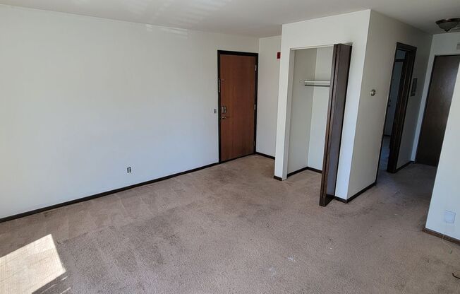 2 beds, 1 bath, $1,100