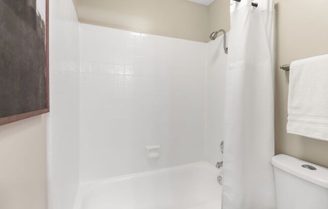2 beds, 1 bath, 875 sqft, $1,575, Unit 40-14