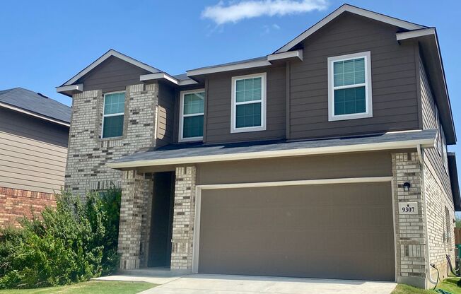 Spacious 4/2.5 beauty ~ Refrigerator/Washer & Dryer Included ~ Move in Ready!