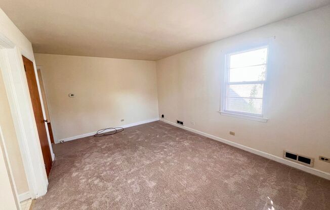 2 beds, 1 bath, $1,900