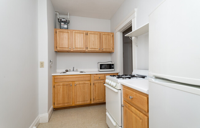 Studio, 1 bath, 329 sqft, $2,280, Unit 17