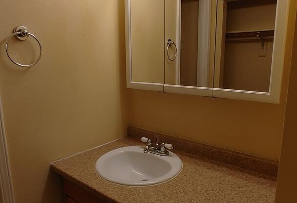 Studio, 1 bath, 400 sqft, $695, Unit Unit 20