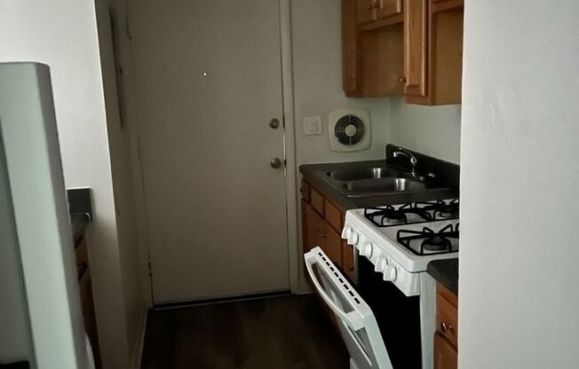 3 beds, 1 bath, 900 sqft, $975, Unit Bldg E-Unit 46