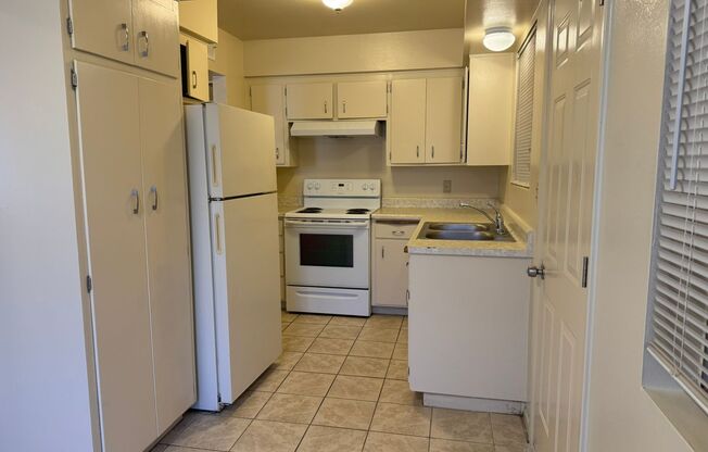 1 bed, 1 bath, 640 sqft, $899, Unit A