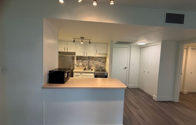1 bed, 1 bath, 850 sqft, $1,245, Unit 215W