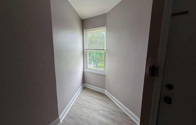 2 beds, 1 bath, 736 sqft, $1,350, Unit 6