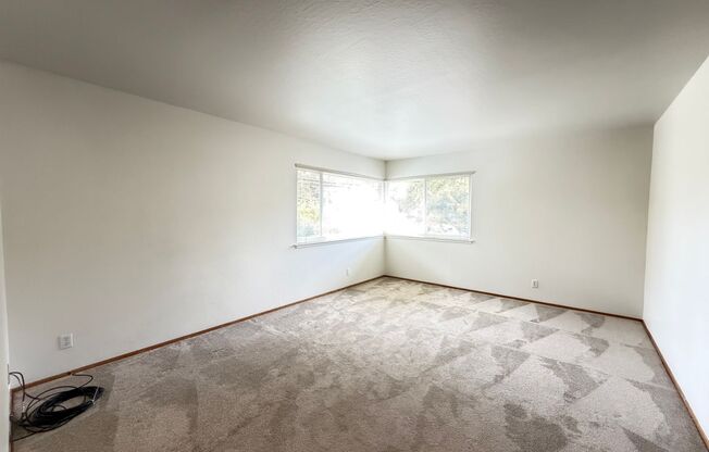 2 beds, 1 bath, $2,600, Unit 2053 Central Ave C (LO)
