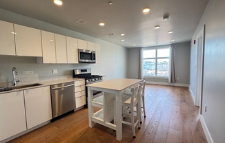 2 beds, 2 baths, 922 sqft, $3,400, Unit 204