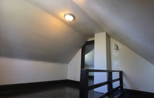 Single Family Home 2 beds 1 bath Available Now!
