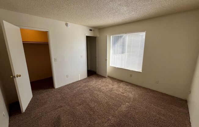 2 beds, 1 bath, $1,050, Unit 32