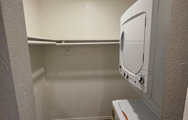 Studio, 1 bath, 415 sqft, $799, Unit 208