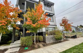 Contemporary 2 Bed 1 Bath in N. Portland - Arbor Lodge Neighborhood - A/C, Top Floor, W/D!!!