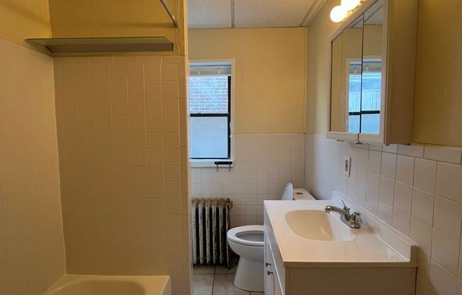 3 beds, 1 bath, $1,800, Unit 2