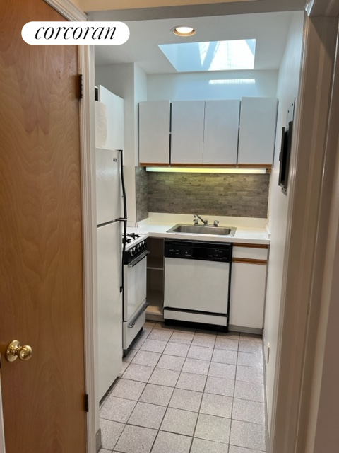 1 bed, 1 bath, $2,650, Unit E