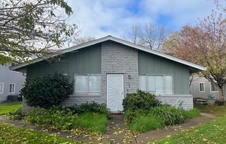 REMODELED 2 BED UNIT W/ GARAGE! $500 OFF FIRST MONTH'S RENT!!