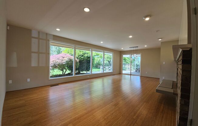 Beautifully Bellevue Rambler in Prime Location