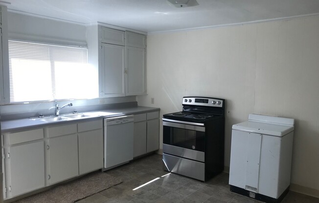 2 beds, 1 bath, $1,295