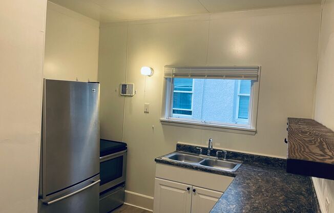 2 beds, 1 bath, $1,100, Unit 2 Bedroom 1 bath