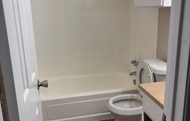 3 beds, 2 baths, 1,200 sqft, $1,905, Unit 3-1636-B