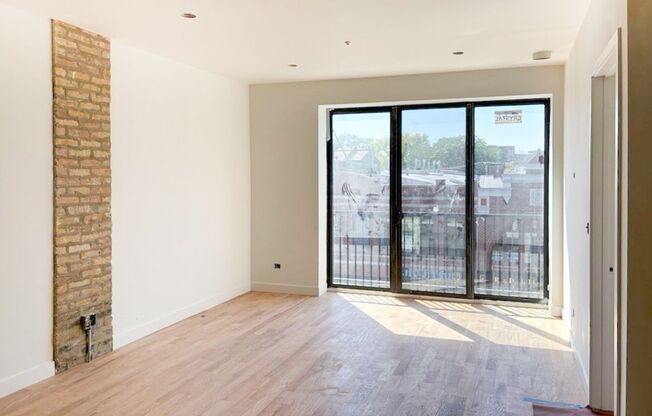 Brand new construction boutique elevator building right in the heart of Lincoln Park! Steps to restaurants like Galit and Yaya Cafe and just over a block to the red line Fullerton stop.