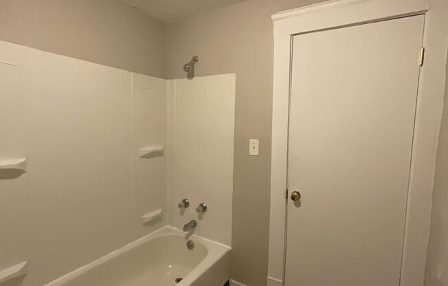 2 beds, 1 bath, $795, Unit 3433 West 50th Street Down Rear