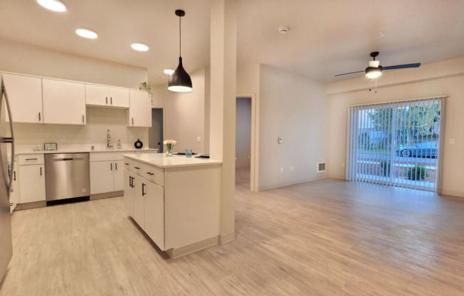 2 beds, 1 bath, 913 sqft, $1,900, Unit B-306