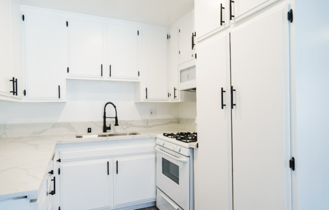 2 beds, 1 bath, 750 sqft, $1,998, Unit 113