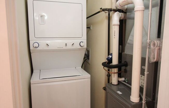2 beds, 1 bath, $1,800, Unit 4750 #1W
