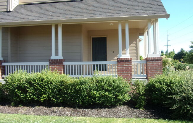 Spacious corner unit with lots of windows