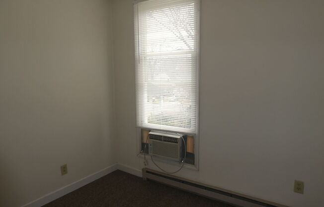 1 bed, 1 bath, $590, Unit Apt. 4