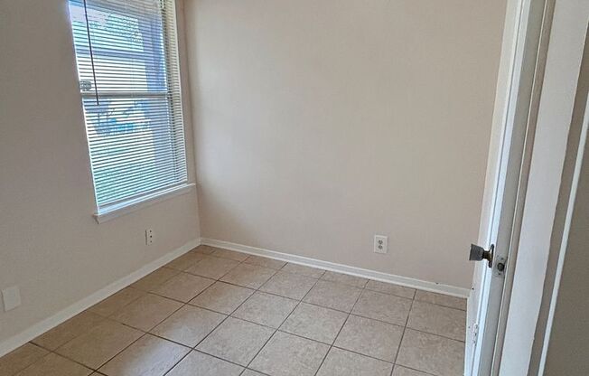 2 beds, 1 bath, $1,100