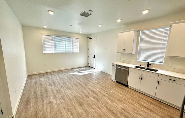 2 Bedroom / 2 Bathroom on 2nd Floor in Mountain View!