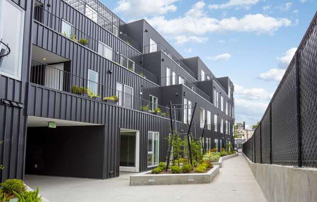 DISCOVER OUR SILVER LAKE APARTMENTS