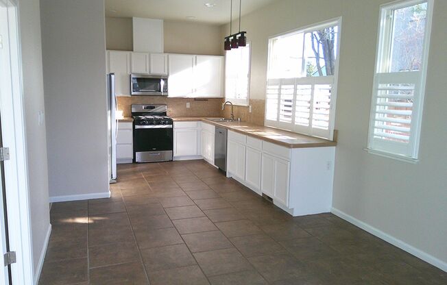 3 beds, 2 baths, $2,500