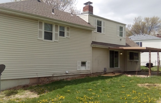 AVAILABLE NOW! Large Family SF Newly Renovated in North KC