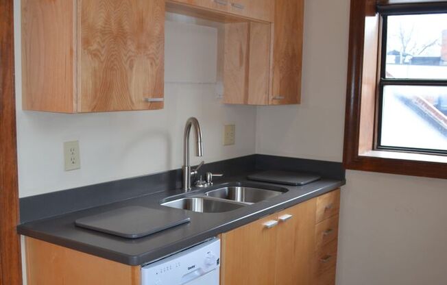 2 beds, 1 bath, $1,350, Unit Apt E