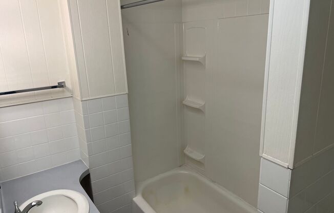 1 bed, 1 bath, $750, Unit LH Broadway Lowman 11