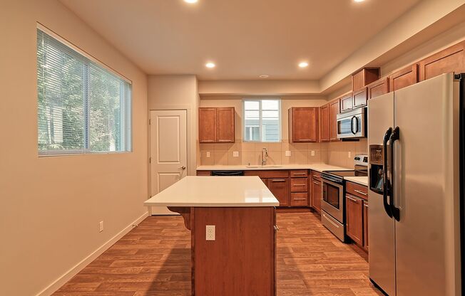 Spacious End Unit Townhome - 2 Primary Ensuite Bedrooms