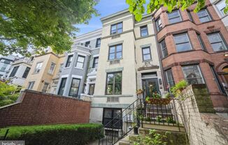 Columbia Heights One Bedroom W/Parking Included & Washer/Dryer In Unit!