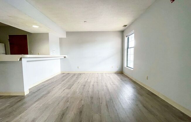 2 beds, 1 bath, 1,050 sqft, $900, Unit 6