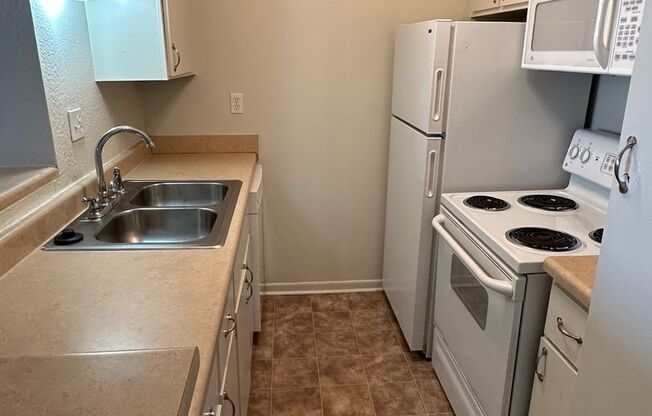 1BD/1BA Condo located on the Germantown/Memphis Line!