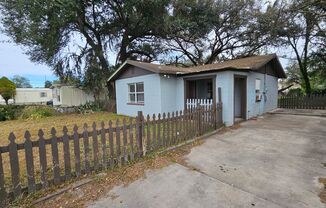 Adorable 2 Bedroom 1 Bath Home in Lakeland Available Now !