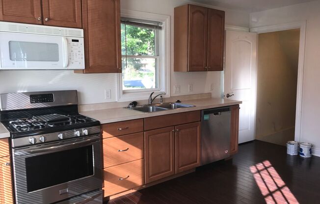5 beds, 2 baths, $4,295