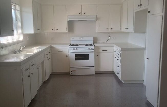 2 beds, 1 bath, $1,995, Unit H