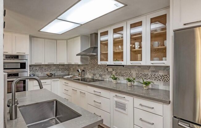 3BD/2BA – Updated Condo in Coveted Downtown Saratoga, Steps from Wildwood Park