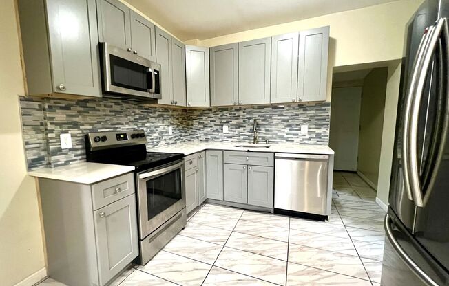 Gorgeous 3-Bedroom Townhome in Elmwood Park! Available NOW!